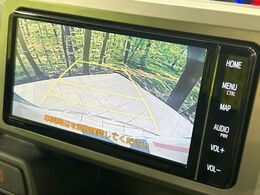 【バックカメラ】駐車時に後方がリアルタイム映像で確認できます。大型商業施設や立体駐車場での駐車時や、夜間のバック時に大活躍！運転スキルに関わらず、今や必須となった装備のひとつです！