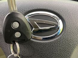 【キーレス】少し離れた場所からでもボタン一つでドアの開錠・施錠ができるのでとっても便利！ドアの鍵穴周りに傷をつけることもありません♪