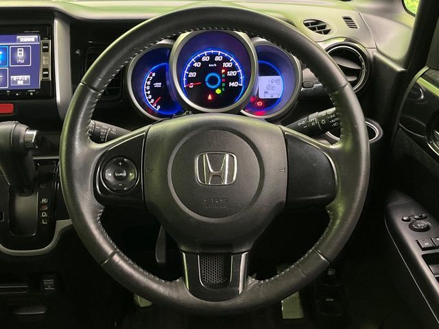 【純正革巻きステアリング】上質な革を使用することで、手にしっかり馴染みとても運転しやすいハンドルです♪