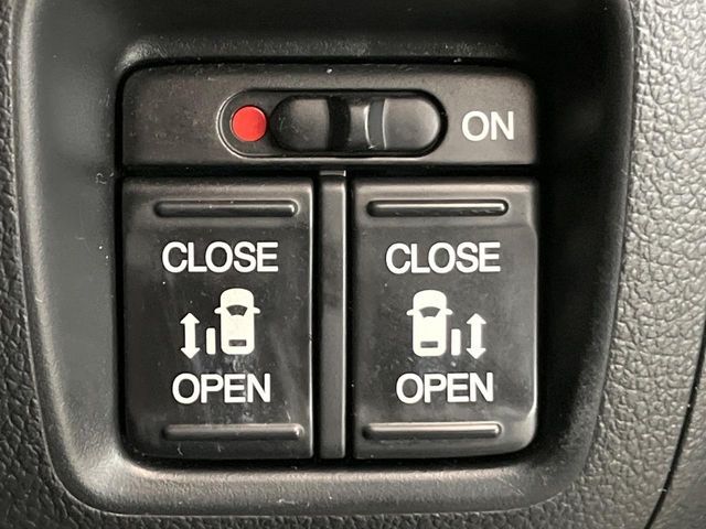 【両側パワースライドドア】スマートキーや運転席のスイッチで後席両側スライドドアの開閉が可能♪電動だから力を入れてドアを開ける必要が無く、小さなお子様でも簡単に開け閉めでき快適です♪