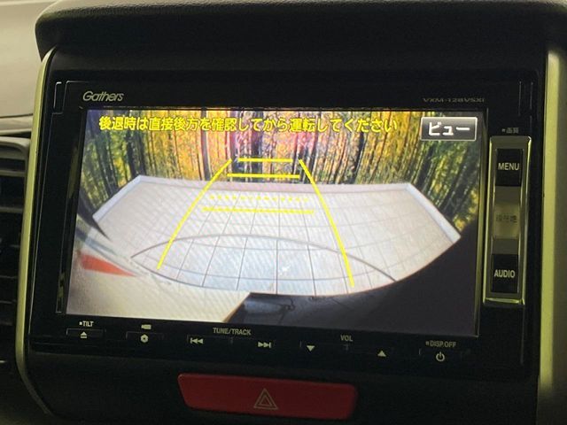 【バックカメラ】駐車時に後方がリアルタイム映像で確認できます。大型商業施設や立体駐車場での駐車時や、夜間のバック時に大活躍！運転スキルに関わらず、今や必須となった装備のひとつです！
