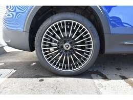 点検・整備は、ダイムラー社のサービス基準に適合した充実の設備を備えたサービス工場と、メルセデス・ベンツに精通したサービススタッフが入念に実施。この厳しいチェックが、品質保証のベースになります。