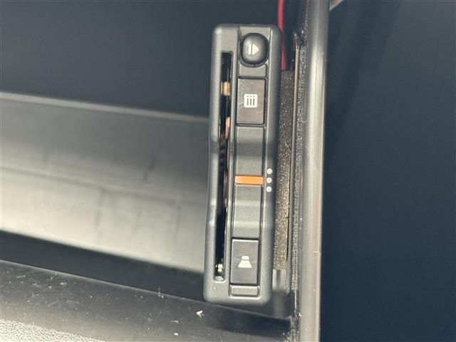 【ETC】有料道路を利用する際に料金所で停止することなく通過できる、ETC車載器（ノンストップ自動料金収受システム機器）が装備されています。セットアップを行うことで利用可能になります。
