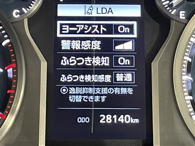 【　レーンアシスト　】走行中に居眠り・わき見等で不意に車線を横切った場合、警報やハンドルへの振動などで危険を教えてくれます♪