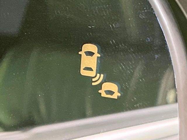 【ブラインドスポットインフォメーション】走行中、ドアミラーの死角になりやすい箇所に後続車が接近するとサイドミラー付近に警告を表示、ドライバーに注意喚起をしてくれます。