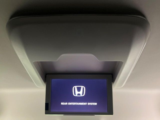 【フリップダウンモニター】大画面モニターで後席でもエンタメをお楽しみいただけます。小さなお子様にも大人気の装備です♪