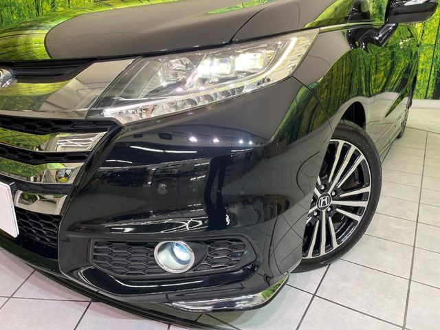 【LEDヘッドライト】悪天候や夜間走行時も良好な視界を確保し安心して運転できる高輝度LEDヘッドライトを装備！点灯速度が早く、消費電力も抑えられています。