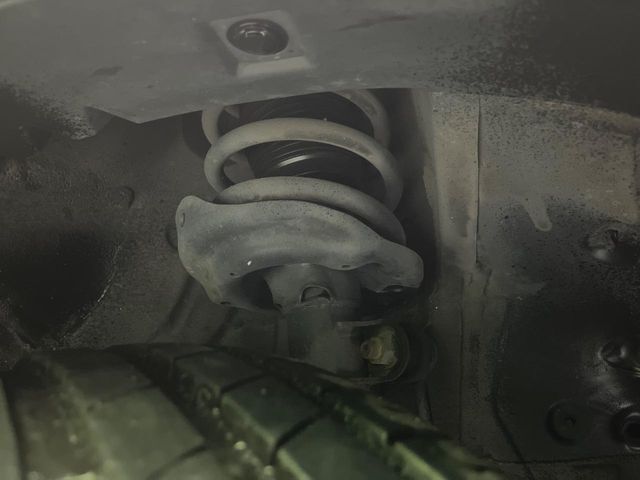 お車を安心してお乗りいただく為には、足回りの定期点検が欠かせません。サービスサポート（有償保証）では無料点検もご提供しており、安心のカーライフをお過ごしいただけるサポート体制が整っています。