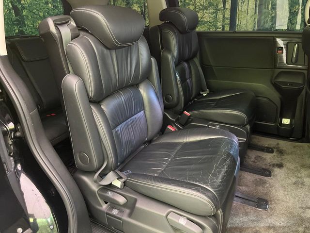 後部座席も気になるようなキズ・汚れやへたり等、大きなダメージはなく、良好な状態です。