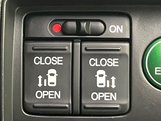 【両側パワースライドドア】スマートキーや運転席のスイッチで後席両側スライドドアの開閉が可能♪電動だから力を入れてドアを開ける必要が無く、小さなお子様でも簡単に開け閉めでき快適です♪