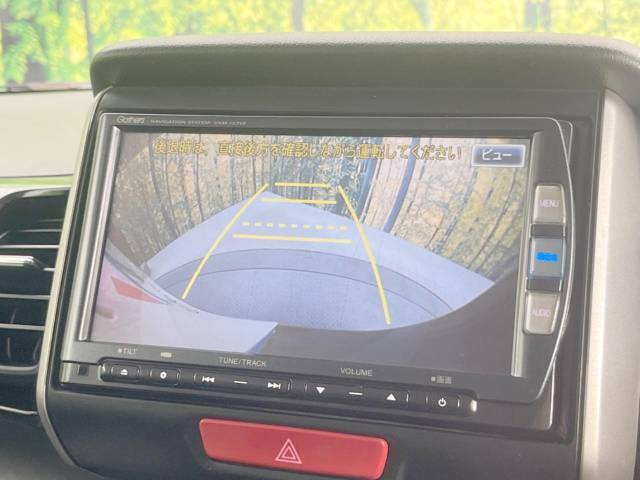 【バックカメラ】駐車時に後方がリアルタイム映像で確認できます。大型商業施設や立体駐車場での駐車時や、夜間のバック時に大活躍！運転スキルに関わらず、今や必須となった装備のひとつです！