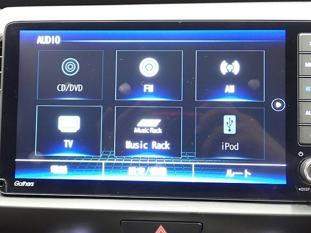 ホンダ純正ナビなのでダッシュボードにスッキリと収まっています。土地勘の無い所でも道に迷わず安心ですね！。AVも色々視聴でるのでドライブも楽しくなりますよ！