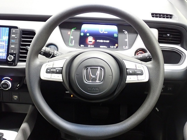 ハンドル左側にはオーディオ操作が出来るオーディオリモートコントロールスイッチ、右側にはHonda SENSINGとオートクルーズコントロールのスイッチを装備！