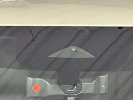 【エマージェンシーブレーキ】走行中に前方の車両等を認識し、衝突しそうな時は警報とブレーキで衝突回避と被害軽減をアシスト。より安全にドライブをお楽しみいただけます。