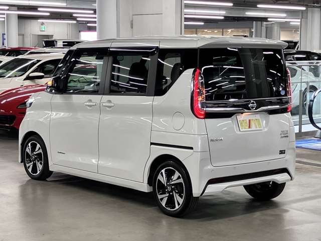 雨が降ってもゆったりと車選びができる全天候型立体展示場！エスカレーター完備！