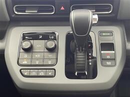 【シートヒーター】シートを温めてくれる暖房機器です！長時間座っていると負担が掛かりやすい背中や腰、または冬場などの寒い日に冷えやすい脚部に快適なぬくもりを伝えます。