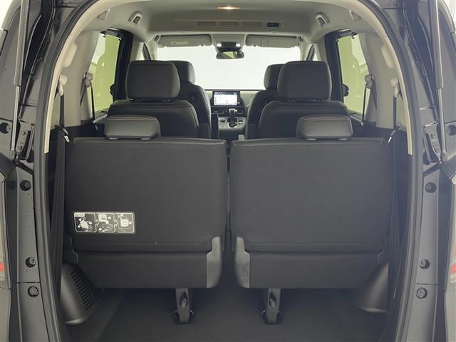 【トランク】積み込みやすくて、たっぷり積める荷室です。シートアレンジできるものは、乗車人数と荷物の量や大きさによってシートを動かすことができるので、より快適なドライブが可能です！