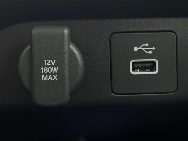 【USBチャージャー】USB接続のスマートフォンやタブレット端末などを充電できます！ロングドライブでも安心ですね！