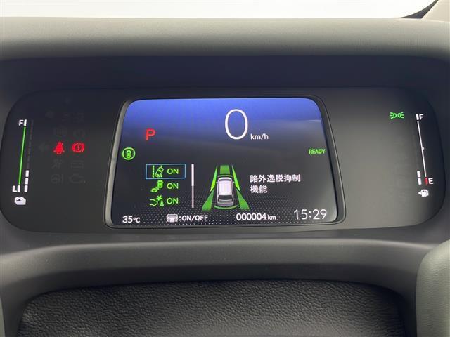 【路外逸脱抑制機能】はみ出しそうなとき、ディスプレー表示とステアリング振動の警告で注意を促すとともに、車線内へ戻るようにステアリング操作を支援します。機能には限界があるためご注意ください。