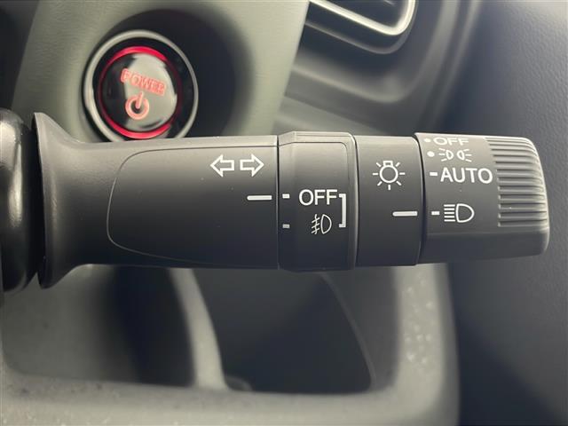 【オートライト（AUTO）】外の明るさをシステムが感知して、自動でヘッドライトが点灯します！ヘッドライトをつけ忘れを防ぐ便利機能です。