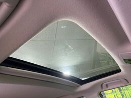 【サンルーフ】開放感たっぷりの希少装備、サンルーフが装着されています！車内に明かりを取り入れたり景色を楽しむ以外にも、車内の空気も簡単に換気できて快適です！
