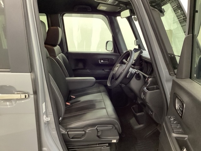 フロントは助手席と繋がったベンチシートです。運転席は、高さを調整できるハイトアジャスター付きです。