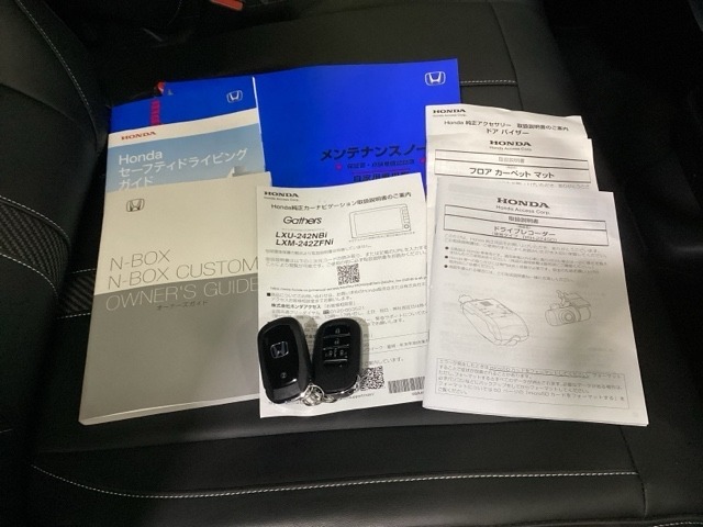 メンテナンスノート【点検整備記録簿・保証書】、取説も揃ってます。スマートキーはバッグなどにしまったままボタン操作でエンジンの始動・停止ができて大変便利です。