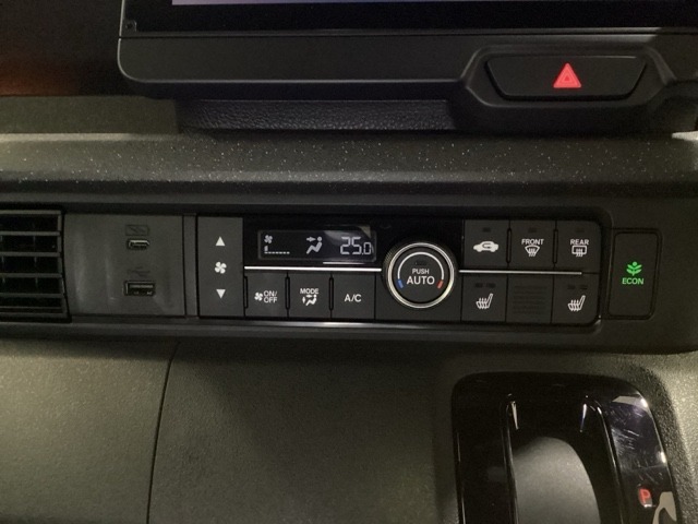 運転席のシートヒーターで寒い日もすぐに温かくなり快適に過ごせます。2段階の温度調整が可能です。