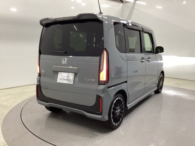 プライバシーガラスが装備されています。外を見るときには気にならずに、後方車両からは車内が見えにくい設計です。