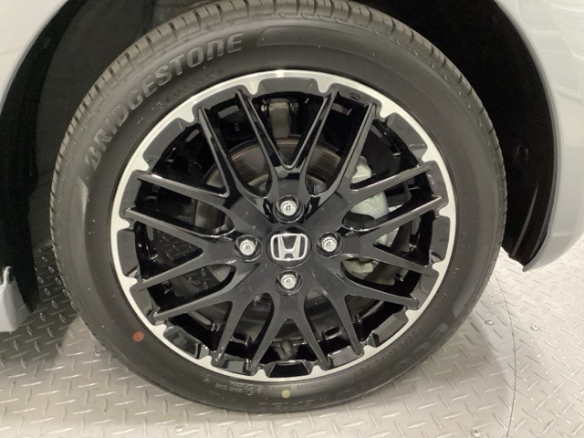 純正アルミホイールです。足元が引き立つので、車全体のイメージがアップしますよ！