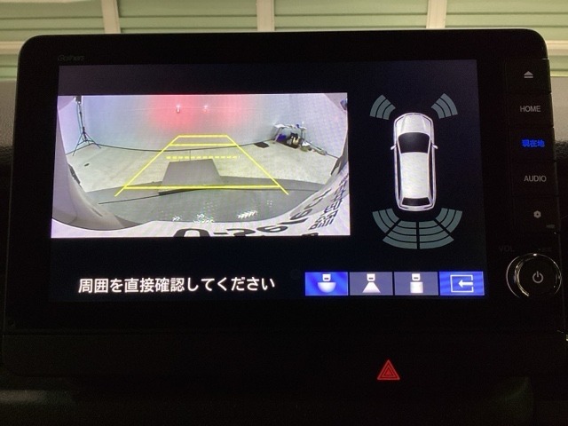 ガイド線表示機能付きのバックカメラで、バックでの車庫入れも安心です。