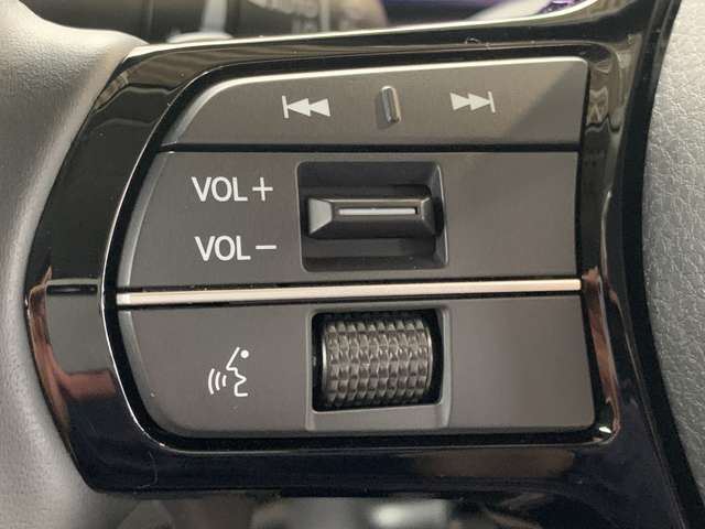 オーディオコントロールスイッチ付き！ハンドルを握ったままチャンネルや音量の調整が可能です。見た目以上に運転していると便利な機能なんですよ。
