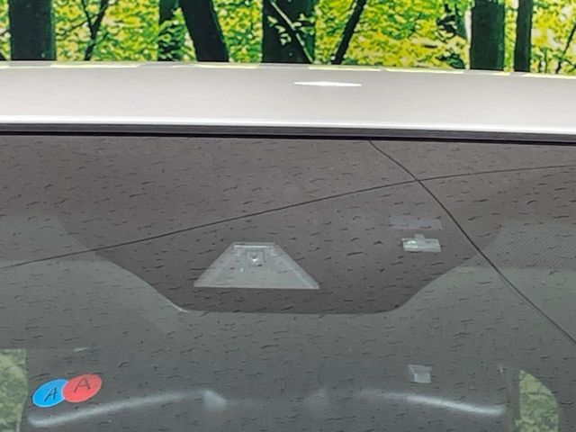 【トヨタセーフティセンス】走行中に前方の車両等を認識し、衝突しそうな時は警報とブレーキで衝突回避と被害軽減をアシスト。より安全にドライブをお楽しみいただけます。