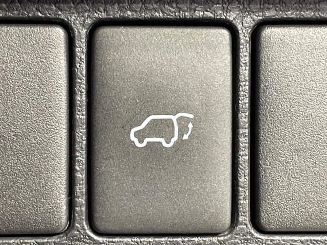 【パワーバックドア】スマートキーや運転席のボタンを押すだけでリアゲートが自動で開閉します！荷物を持っている時や、高い位置にあるバックドアを閉める際に便利な機能です♪