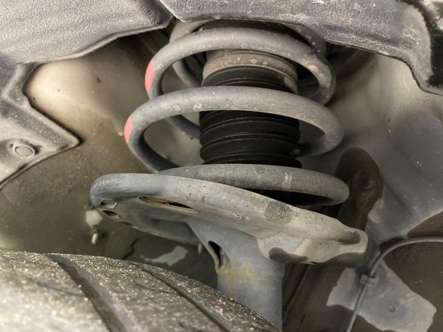 お車を安心してお乗りいただく為には、足回りの定期点検が欠かせません。サービスサポート（有償保証）では無料点検もご提供しており、安心のカーライフをお過ごしいただけるサポート体制が整っています。