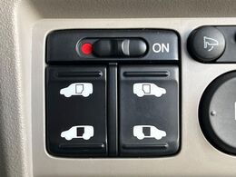 【両側パワースライドドア】スマートキーや運転席のスイッチで後席両側スライドドアの開閉が可能♪電動だから力を入れてドアを開ける必要が無く、小さなお子様でも簡単に開け閉めでき快適です♪