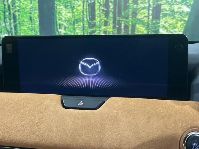 【12.3インチマツダコネクト】車内の雰囲気にマッチした大型ディスプレイ。スマホ接続でのナビ使用やBluetooth再生等、様々な機能が楽しめます。直感的なダイヤル操作が可能で、使い勝手も良好です。