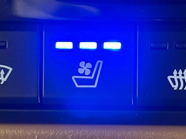 【シートベンチレーション】夏場は涼しい風でお尻や背中の熱やムレを防ぎ、冬はエアコンよりも早く温まってポカポカに！季節を問わず快適に過ごせます。