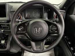 どなたでも扱いやすい小径のステアリングホイールでRS専用の本革巻となっております。