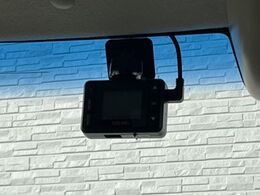 【ドライブレコーダー】安心・安全なカーライフに必須のドライブレコーダーを装備！走行中はもちろん、あおり運転や事故に遭遇した際の状況も映像で記録し、万一のリスクに備えます。