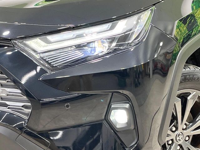 【LEDヘッドライト】悪天候や夜間走行時も良好な視界を確保し安心して運転できる高輝度LEDヘッドライトを装備！点灯速度が早く、消費電力も抑えられています。