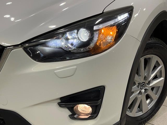【LEDヘッドライト】悪天候や夜間走行時も良好な視界を確保し安心して運転できる高輝度LEDヘッドライトを装備！点灯速度が早く、消費電力も抑えられています。