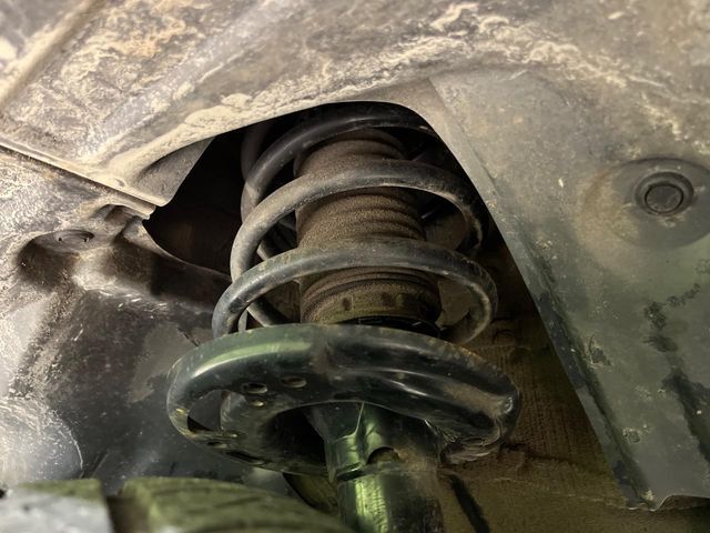 お車を安心してお乗りいただく為には、足回りの定期点検が欠かせません。サービスサポート（有償保証）では無料点検もご提供しており、安心のカーライフをお過ごしいただけるサポート体制が整っています。