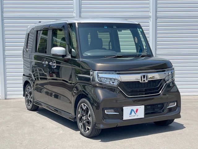 大好評のボディコーティング「弾スプラッシュコート」もご納車までに施工可能。通常のガラスコートと異なる、耐久年数6年の無機質ガラスコーティングが、ボディをキレイな状態に保ってくれます。