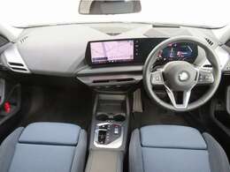 ◆インスツルメントパネルやインテリアトリムなどは、調和しなが洗練された室内を作り上げ、スイッチ類によって、優れた操作性をも実現。ドライバーの視線や動線を考え、人間工学に基づきデザインされています◆