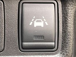 【車線逸脱警報】道路上の白（黄）線を認識し、意図せず走行中の車線からはみ出しそうになった時、メーター内の警告灯とブザーで注意喚起してくれる安心・安全機能です♪
