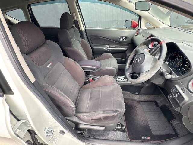 【NISMO専用シート】ドライバーの方と助手席の方が座るシートです。実際にお座りいただくのが、分かりやすいと思います。お気軽にご来店ください。