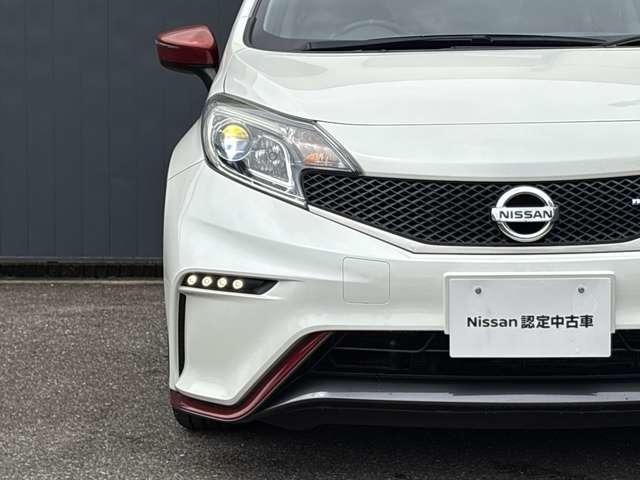 精悍なフロントスタイル。LEDヘッドライトで夜のドライブも安心です。