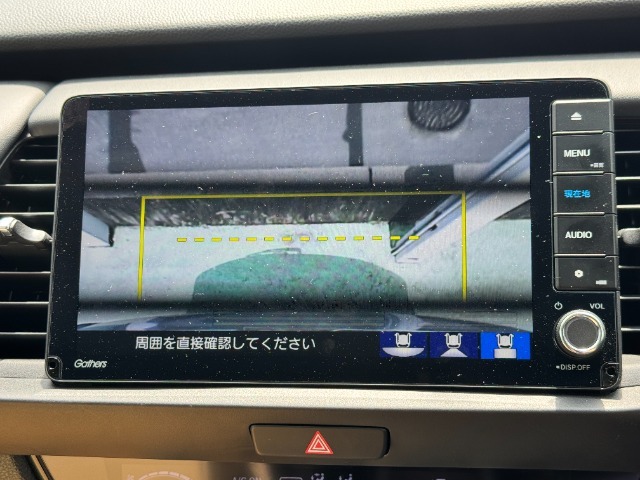 後退時に車両の後ろ側をモニター画面に表示します。車庫入れなどでバックする際に後方確認ができて便利です。車庫入れが苦手な人もこれで安心。