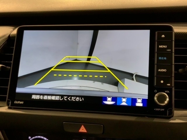 リバースギアに入れるだけで後方の表示へ切り替わります。夜間や雨の日の駐車も楽になりますよ。